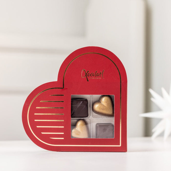 Julehjerte med 4 fyldte chokolader – marcipan og nougat, ideel som gave.