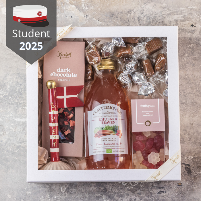 Flot gaveæske med lemonade, vingummi og et keramikflag med teksten "student"