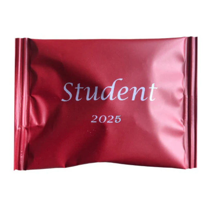 Små røde poser med bolcher og teksten "Student 2025"