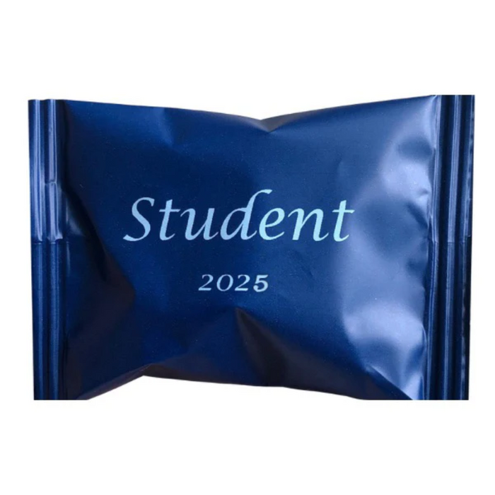 Små blå poser med bolcher og teksten "Student 2025"