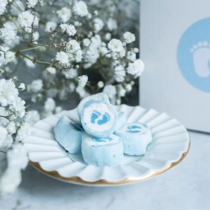 Små søde lyseblå bolsjer med med babyfødder på, rigtigt gode til barnedåb