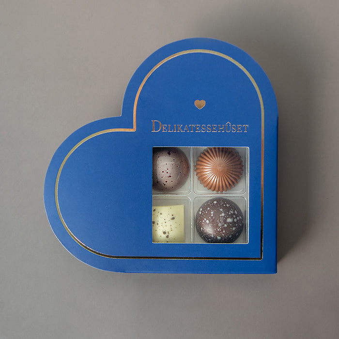 blåt chokoladehjerte med 4 fyldte chokolader i, med forskelligt fyld