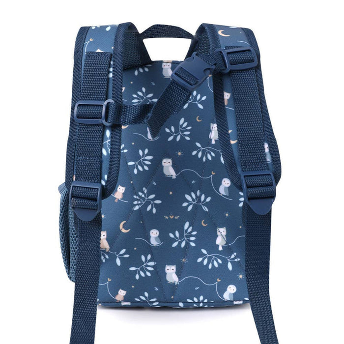Sød lille rygsæk til børnehaven eller skolestart. Skoletaske i mørkeblå med ugler, måner og stjerner.
