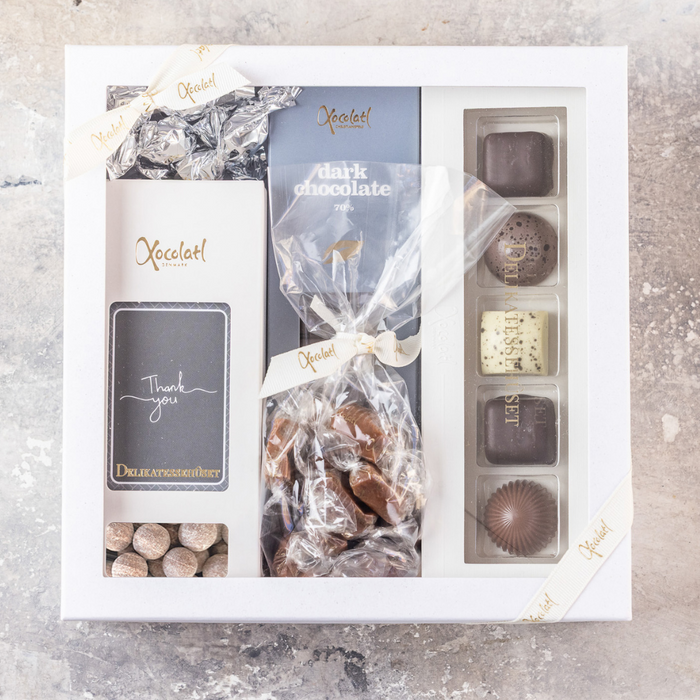 Tak gaveæske med fyldte chokolader fra Xocolatl, karameller og en plade chokolade