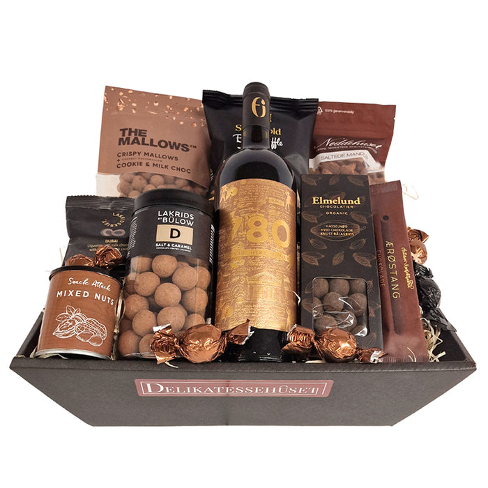Gavekurv - stor efterårskurv med fransk rødvin, lakrids by bülow, og forskellige søde og salte lækkerier.