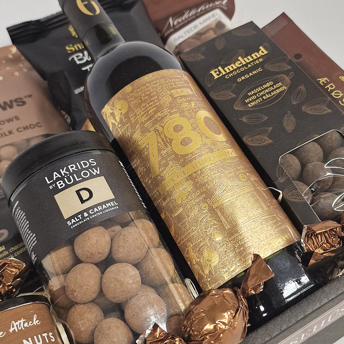 Gavekurv - stor efterårskurv med fransk rødvin, lakrids by bülow, og forskellige søde og salte lækkerier.