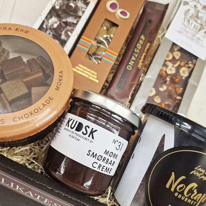 Gavekurv med forskellige danske gourmetprodukter med chokolade.