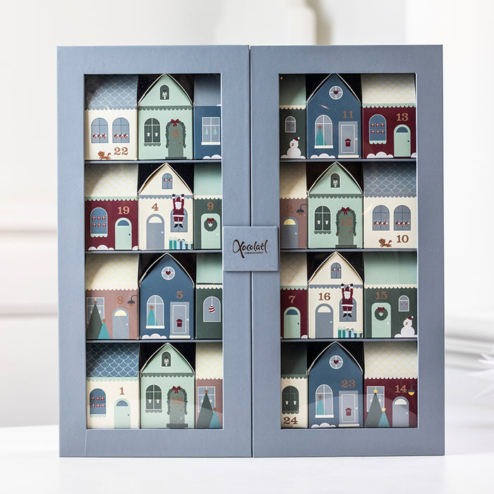 Xocolatl familiejulekalender – elegant display med 24 små julehuse fyldt med chokolader, karameller, vingummi, lakrids og andre søde overraskelser.