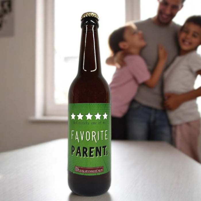 Til alle de 5-stjernede Forældre
Designet af Delikatessehuset og bestående af økologisk klassisk Pale Ale fra Grauballe Bryghus; med en sød lille hilsen bagpå.
Denne specialøl er en klassisk pale ale brygget på lyse malte. Humlen giver i kombination med de lyse malte en velafbalanceret bitterhed.
"Den blide men samtidig bitre smag minder om en kølig gåtur gennem det dugvåde græs en kølig morgen i bare tæer." - Sådan udtalte en af smagsdommerne, under vurderingen af denne friske og delikate øl.