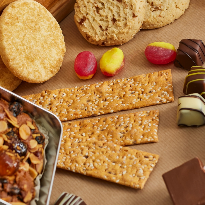 Lækker fladbrøds kiks med oliven og hvidløg, helt perfekt til tapasbordet, eller som en lille mellemssnack