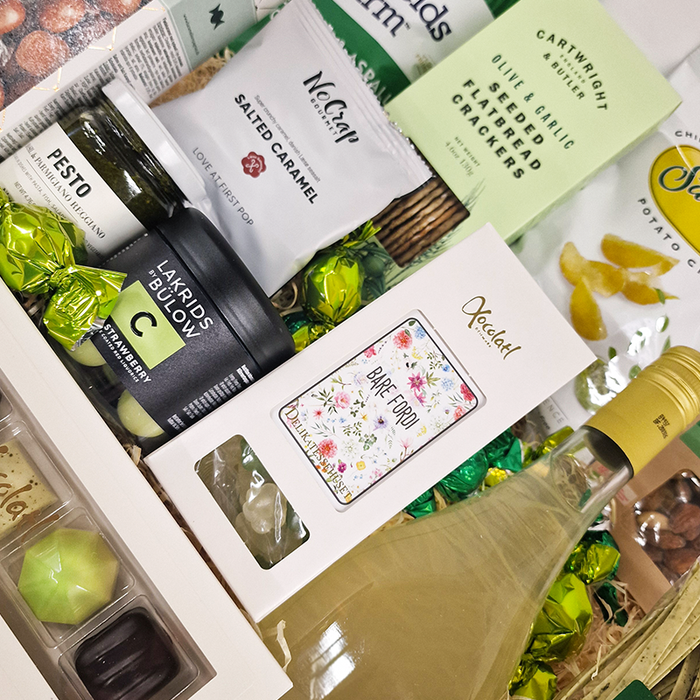 Flot grøn gavekurv med søde sager, danske specialiteter