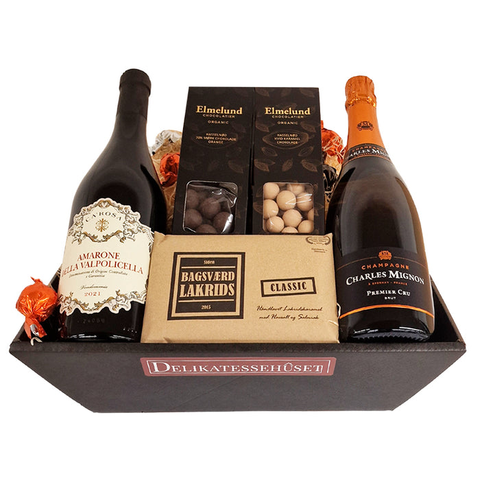 Elegant kurv med champagne og rødvin