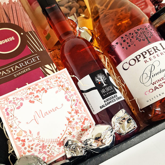 Stor gavekurv med lækker rosevin, pasta, fladbrød, chips og andre lækkerier til morsdag
