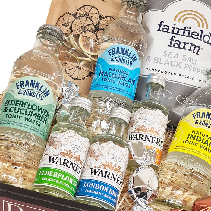 Gavekurv med gin og tonic fra Engelske Warners Destillery. Her er både en klassisk gin og to aromatiske, og dertil indeholder gaven også tre forskellige tonics, så du selv kan mixe og matche.
