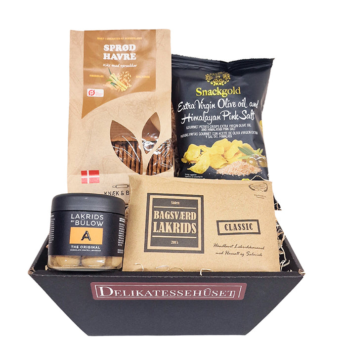 Lille gavekurv med danske delikatesser, heriblandt Lakrids by Bülow, Basværd Lakrids, chips og knækbrød.