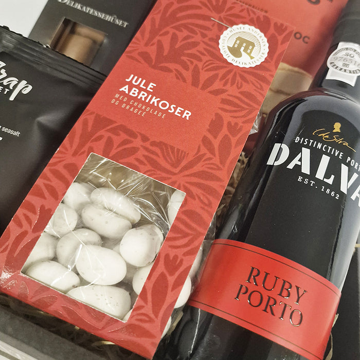 Gavekurv med lille flaske portvin, lakrids og sødt