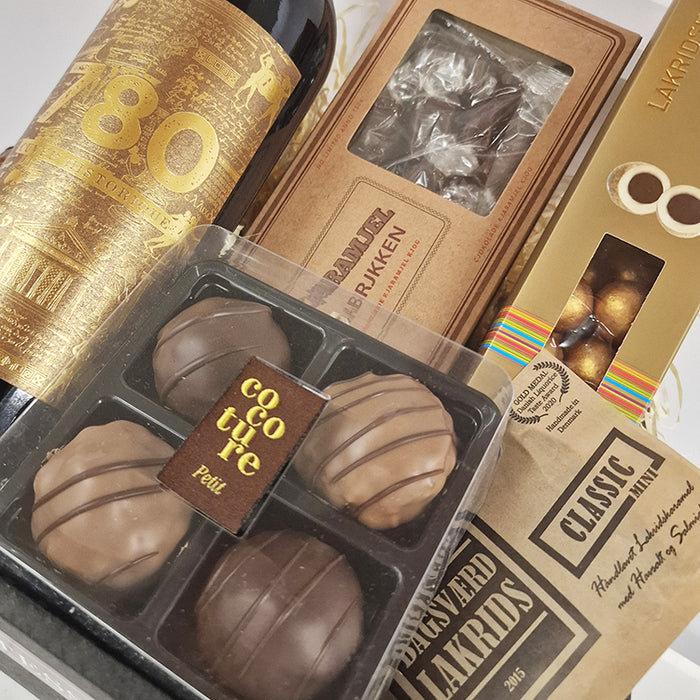 Gavekurv med rødvin, romkugler og karameller fra Delikatessehuset