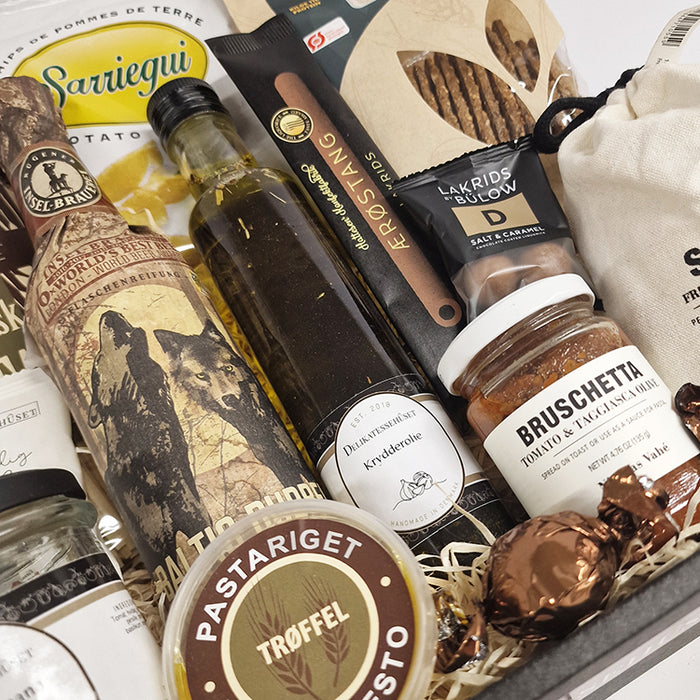 Gavekurv med danske specialiteter, bl.a. pasta, pesto, knækbrød, salt, bruschetta, krydderolie m.m.
