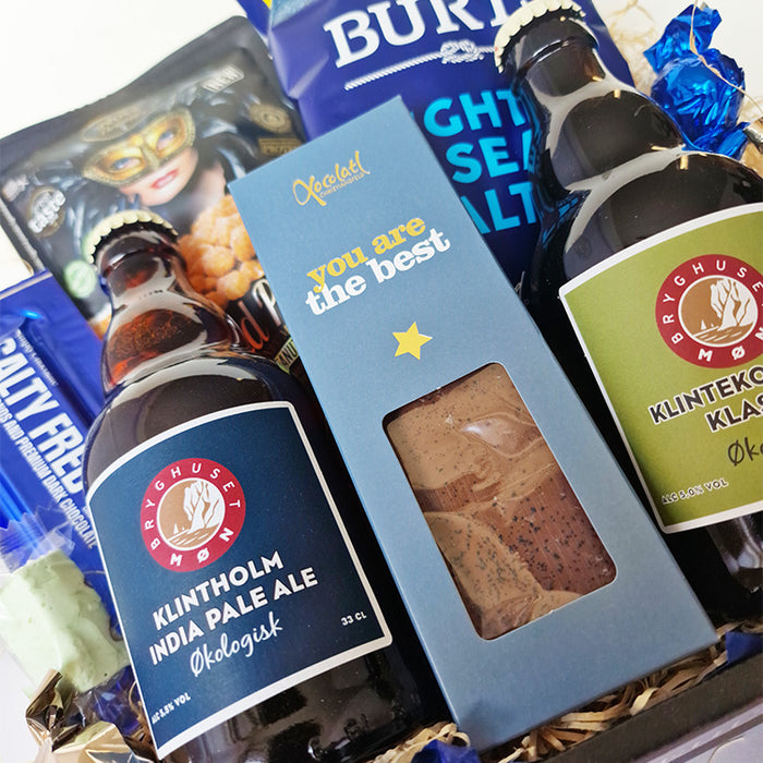 Gavekurv til ham - en flot gavekurv med to danske specialøl samt forskellige søde og salte delikatesser