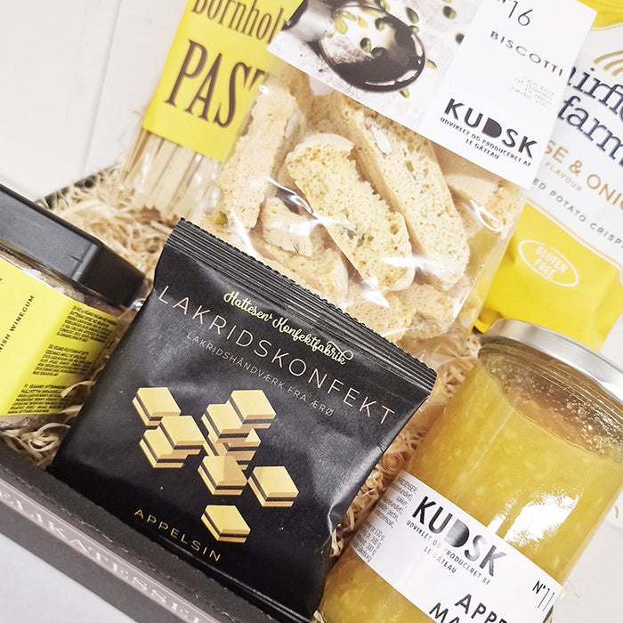 Gavekurv med solskinsgule delikatesser, som alle er laktosefri.