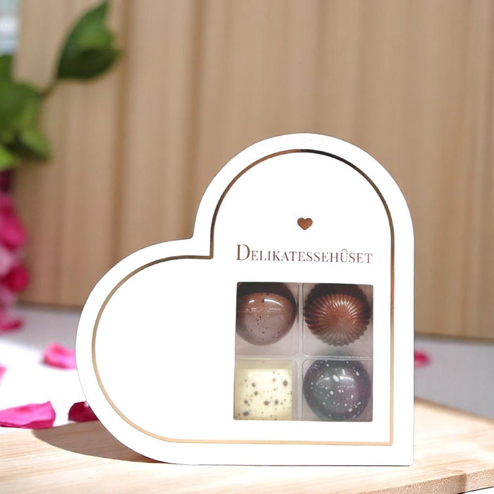 Hvidt chokoladehjertemed 4 fyldte chokolader i, med forskelligt fyld
