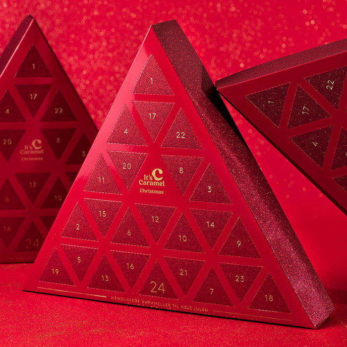 Karamelleriet julekalender i trekantet glitrende design med 24 låger fyldt med bløde fudge-karameller, chokoladeovertrukne karameller og håndlavede klippestykker.