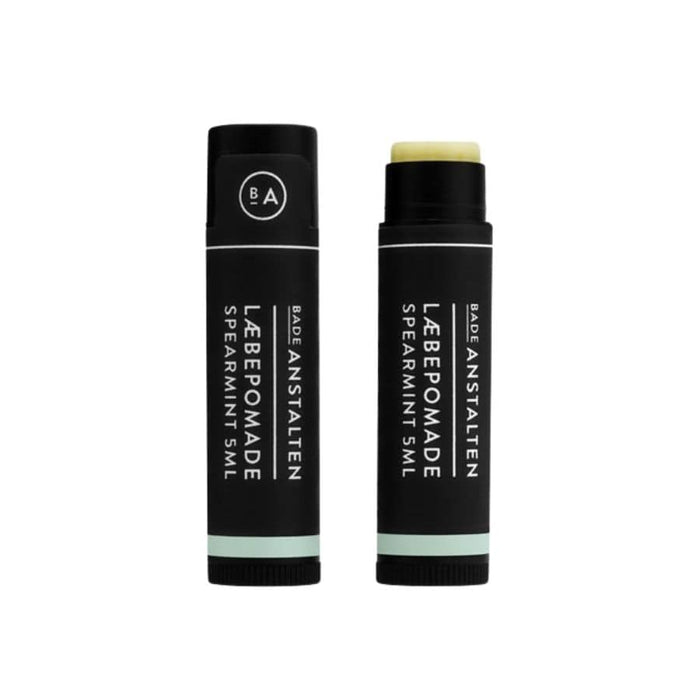 Med Badeanstaltens læbepomade er du sikret intens næring og lindring til tørre læber. Den er fyldt med blødgørende ingredienser i form af kakaosmør, kokosolie, sheasmør og olivenolie, der alle er kendt for deres fugtgivende egenskaber.