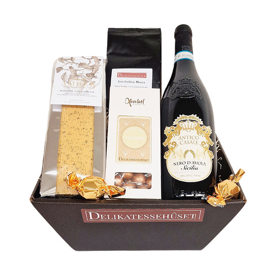 Send en smagfuld gavekurv - gave med en flaske italiensk rødvin, en pose af vores gode Java Mocca, chokolade og lakride.
