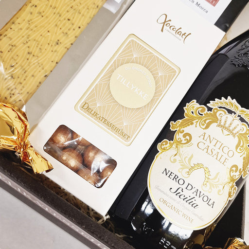 Send en smagfuld gavekurv - gave med en flaske italiensk rødvin, en pose af vores gode Java Mocca, chokolade og lakride.