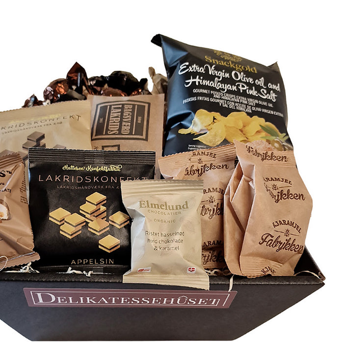Gavekurv med slik. Chips, konfekt, karamel og lakrids