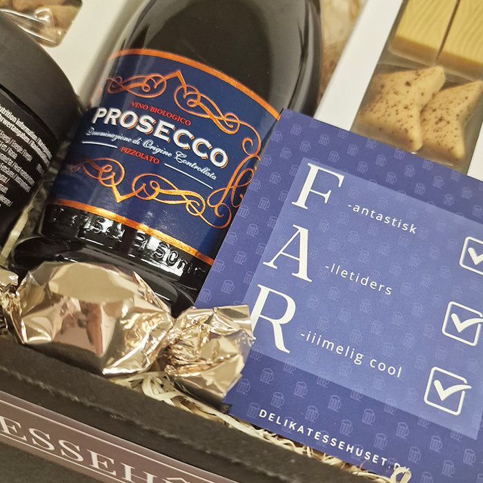 Gavekurv til Fars dag med en lille flaske prosecco, Lakrids by Bülow, Summerbird chokolade og sprøde kiksekugler. Gør din far glad på Fars dag.