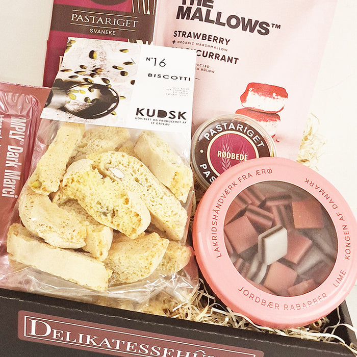 Lyserød gavekurv med søde laktosefri lækkerier og en dansk pastaret