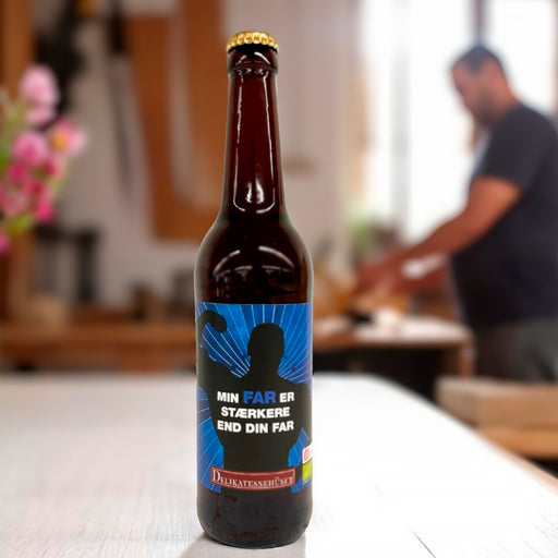 Øllen til verdens stærkeste FAR
- eller måske bare verdens bedste 
Designet af Delikatessehuset og bestående af økologisk klassisk Pale Ale fra Grauballe Bryghus
"Den blide men samtidig bitre smag minder om en kølig gåtur gennem det dugvåde græs en kølig morgen i bare tæer." - Sådan udtalte en af smagsdommerne, og deraf kommer navnet til den lyse Ale.   
Denne special-øl er en klassisk pale ale brygget på lyse malte. Humlen giver i kombination med de lyse malte en velafbalanceret bi