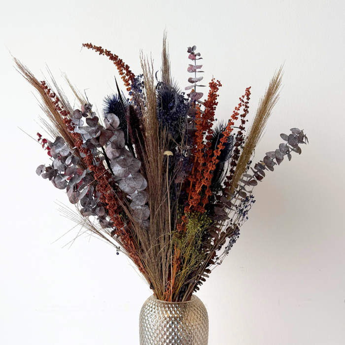 Vinterinspireret evighedsbuket med tørrede blomster i neutrale nuancer, skabt til langvarig dekoration.