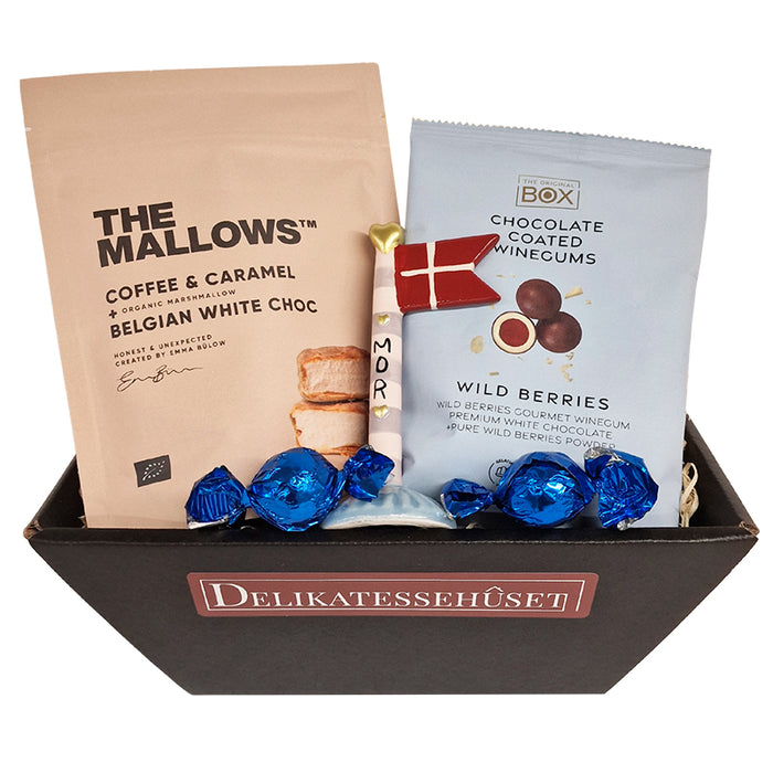 Flot og lille morsdagskurv med skumfiduser, vingummi og mor flag i keramik til morsdag