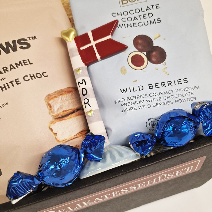 Flot og lille morsdagskurv med skumfiduser, vingummi og mor flag i keramik til morsdag