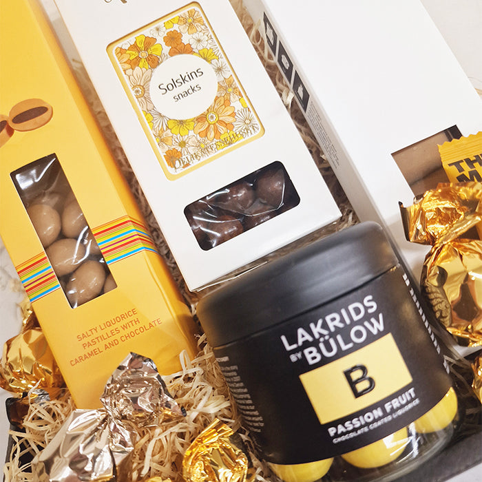 Gavekurv fyldt med solskin. Smuk gul gavekurv med dejlige lækkerier