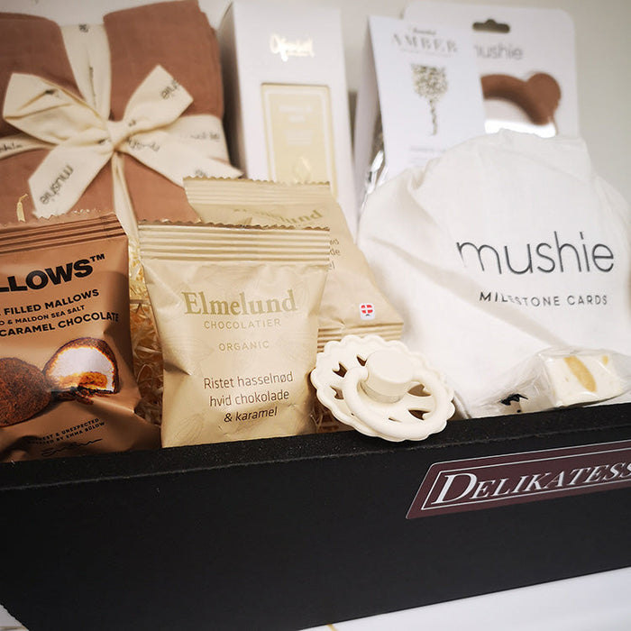 Barselsgave med forkælelse til hele familien. Lækre ting fra Mushie samt chokolade til mor og far