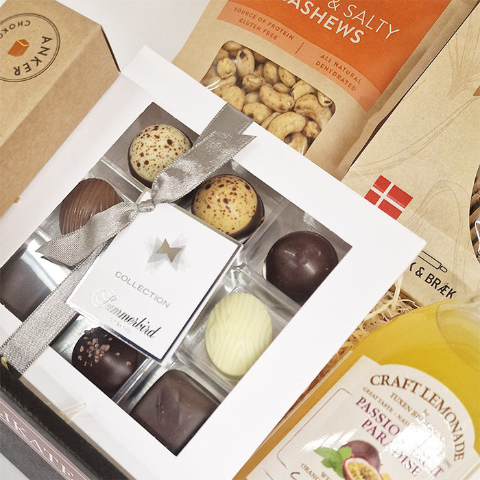 Økologisk gavekurv med sprøde knækbrød, chokolade og lemonade