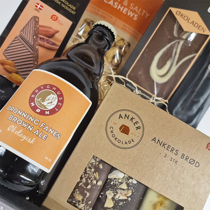 Økologisk gavekurv i orange nuancer med chokolade og øl