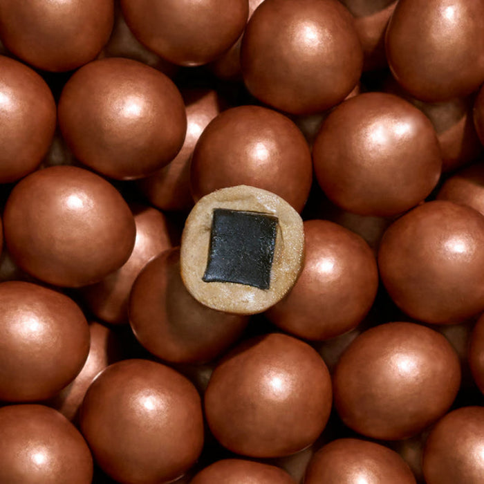 Classic Caramel Regular fra Lakrids by Bülow – sød lakrids overtrukket med karamelliseret hvid chokolade og et strejf af havsalt.