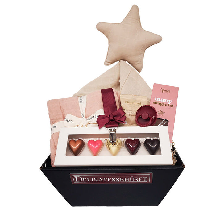 Barselsgave til pigeforældre. smuk gavekurv med forkælelse til den nyfødte pige