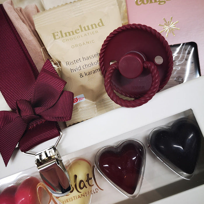 Barselsgave til pigeforældre. smuk gavekurv med forkælelse til den nyfødte pige