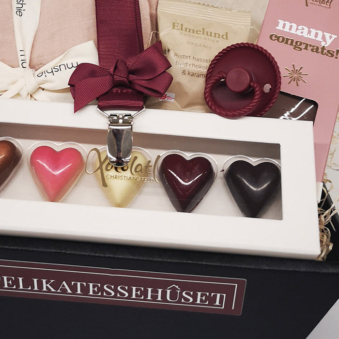 Barselsgave til pigeforældre. smuk gavekurv med forkælelse til den nyfødte pige