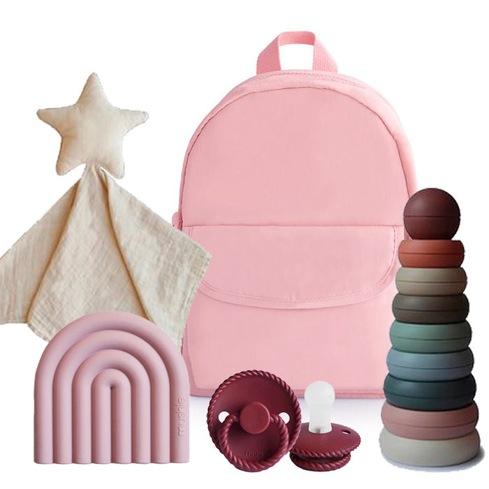 Barselsgave - rosa rygsæk med legetøj, sutter og nusseklud fra Mushie i dansk design
