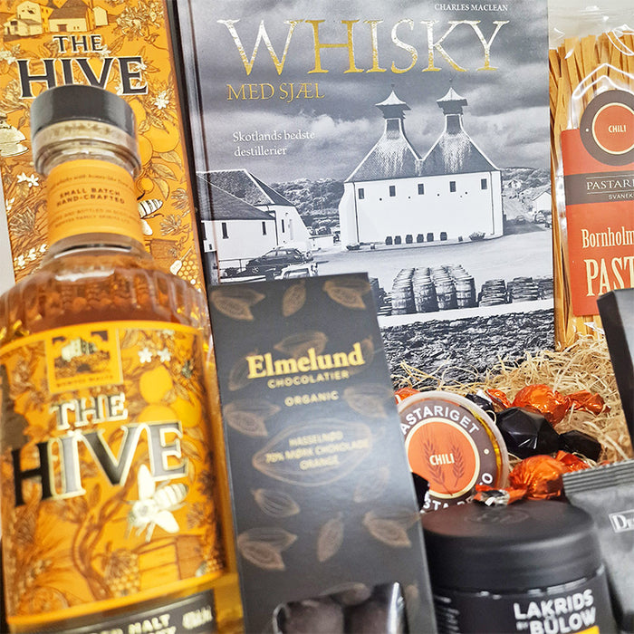 Overdådig gavekurv med whisky og delikatesser