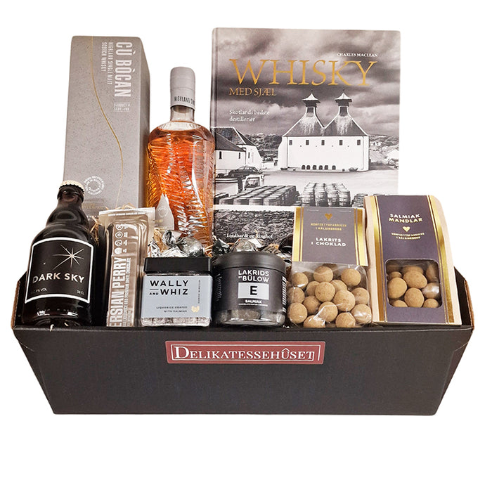 Stor whisky gavekurv med whisky, en grundbog og lakrids og lækkerier