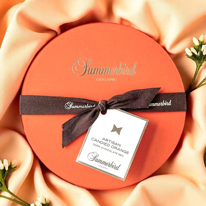 Kandiserede appelsiner med mørk chokolade fra Summerbird. Sommerens gaveæske 2025