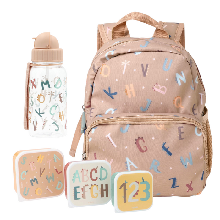 Denne søde og praktiske sampak er perfekt til børnehavebarnet, der er klar til hverdagen fyldt med leg, læring og små eventyr.
Sættet indeholder en Mini Rygsæk, en Plastikflaske med sugerør og et sæt med tre madkasser – alt sammen i børnevenligt design med glade farver og motiver, som dit barn vil elske.