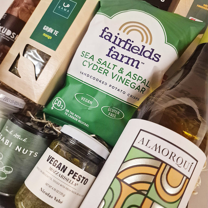 Gavekurv med hvidvin og specialiteter. Flot kurv med veganske delikatesser